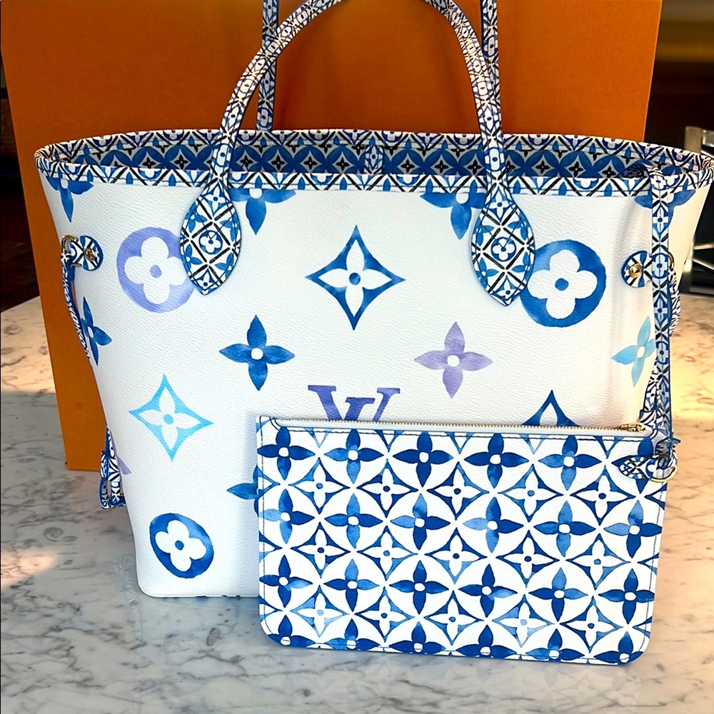 Louis Vuitton Blue and White pochette💙🤍
Listing for pouch only💙